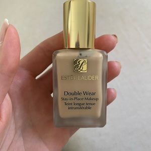 Like New/ Este Lauder double wear  foundation